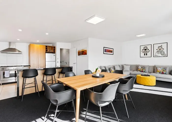 Alpine Vista With Mountain Views, Pool And Apartment Wanaka